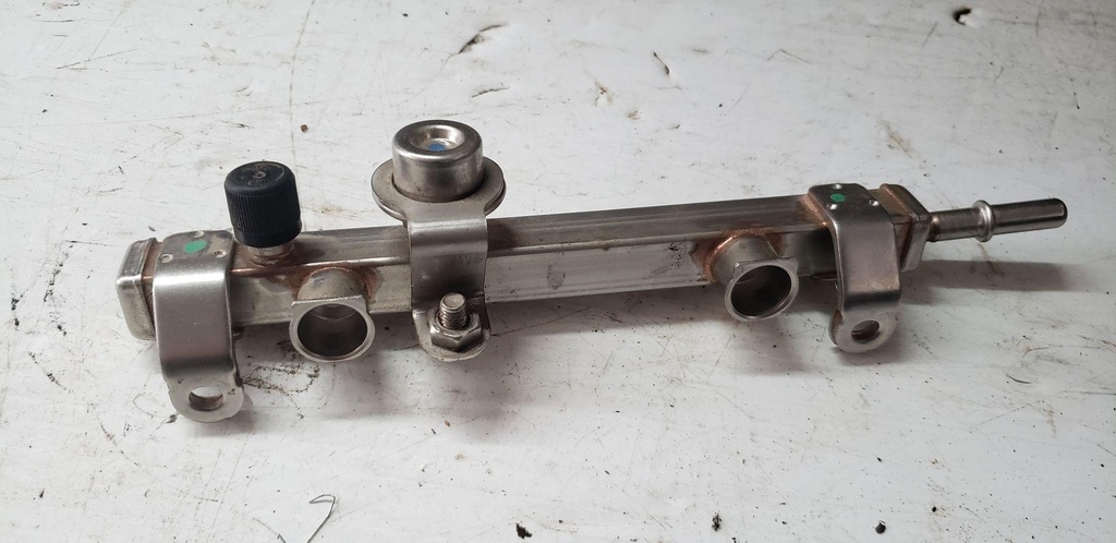 FUEL RAIL POLARIS 850