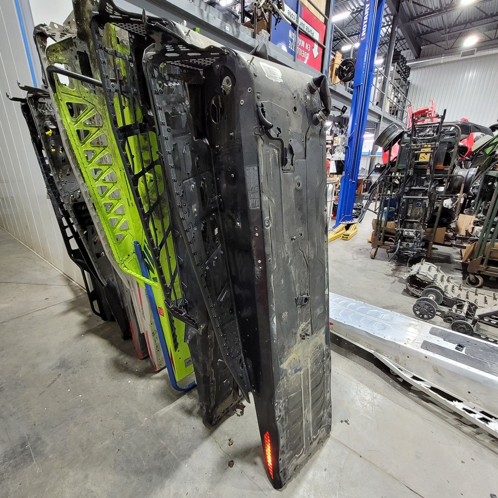 deep black, chassis tunnel module 137"