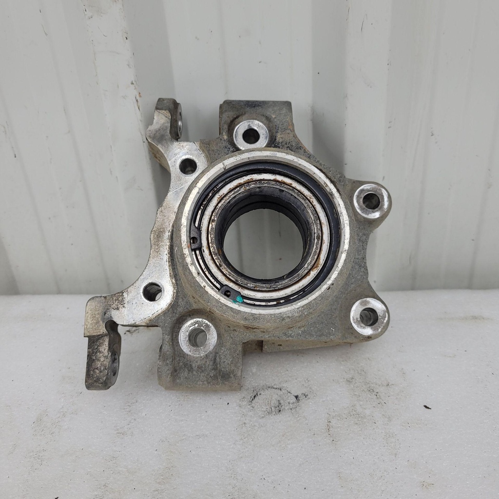 [5140586-001] wheel bearing carrier, right