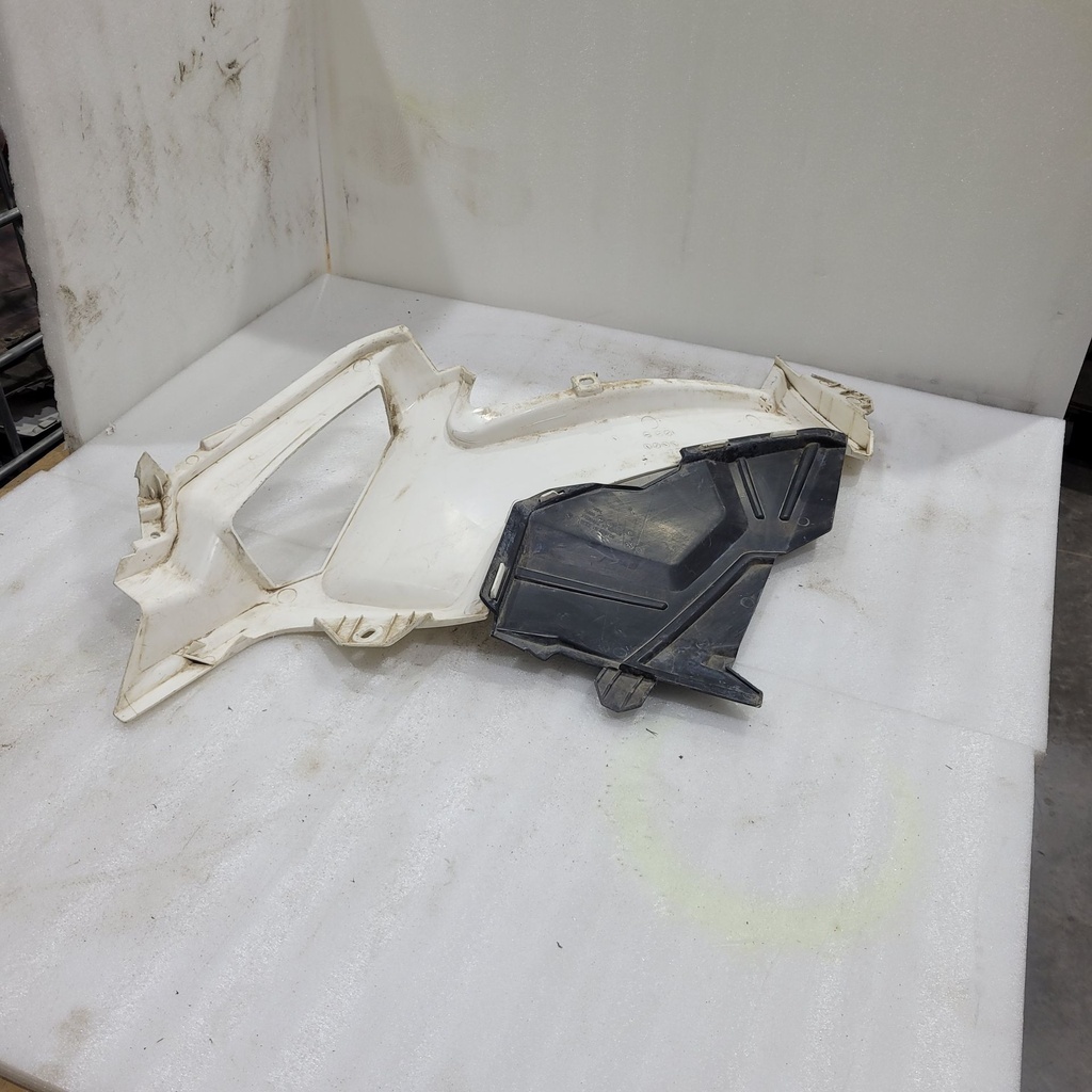 White RH Lateral Panel. M - 705009119 can am