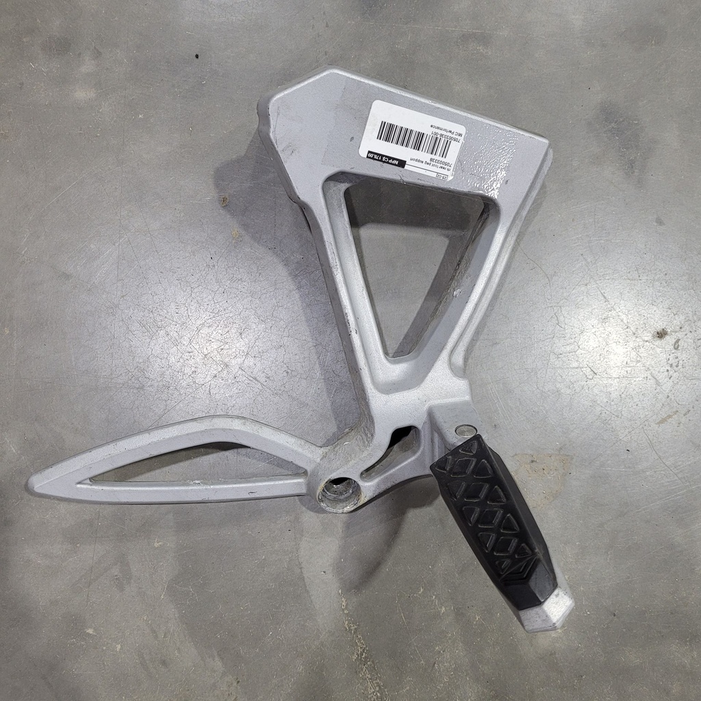 (new ref. 705006603) rh rear foot peg support