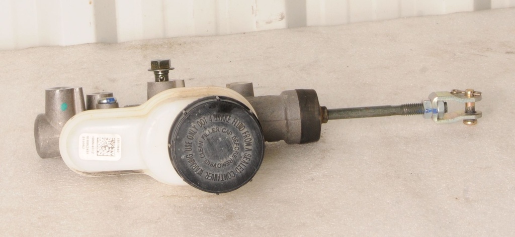 tandem master cylinder assembly