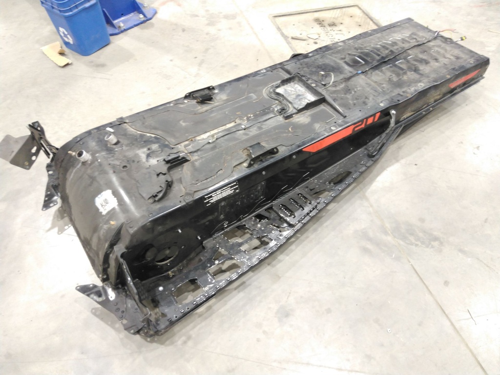 (new ref. 415130491) deep black, chassis tunnel module 154"