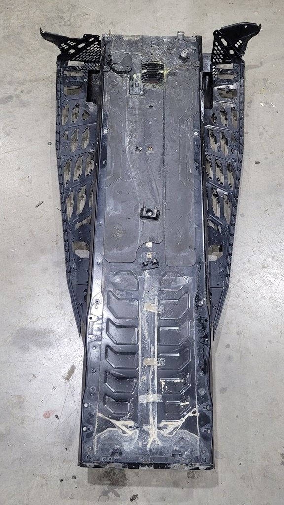 (new ref. 415130543) deep black, chassis tunnel module 137"